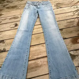 Lågmidjade bootcut jeans , vintage från only. Måtten står i bilderna. Har inga bilder med jeansen på 