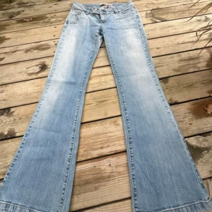 Lågmidjade Bootcut jeans  - Lågmidjade bootcut jeans , vintage från only. Måtten står i bilderna. Har inga bilder med jeansen på 