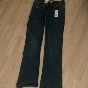 Low rise Bootcut - Helt oanvända jeans från lager 157 säljer för ordenarie pris