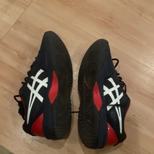 Azics inneskor gel reselution - Mycket bra skick men lite smutsiga. Dem är i storlek 38. Säljer för att dem är för små