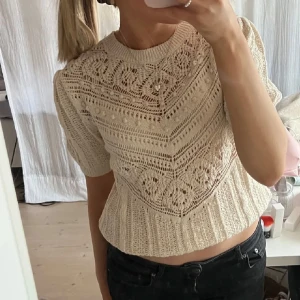 Stickad T-shirt  - Säljer denna jättefina stickade T-shirt från zara endast använd få tal gånger och i fint skick!🫶🏼 storlek M men passar även mig bra som har storlek S
