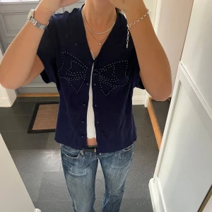 Blå stickad kofta  - Kortärmad mörkblå stickad kofta från Himmelblau. Kan inte hitta storlek men skulle säga S/M. Fint skick. Använd gärna köp nu!