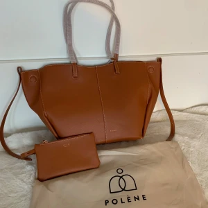 Brun Väska , Stor väska, Shopper - Helt ny, plasten på handtag finns kvar samt prislapp! Allting som finns på bilden medföljer (dustbag & den lilla väskan som ska vara inuti!) Storlek Large.