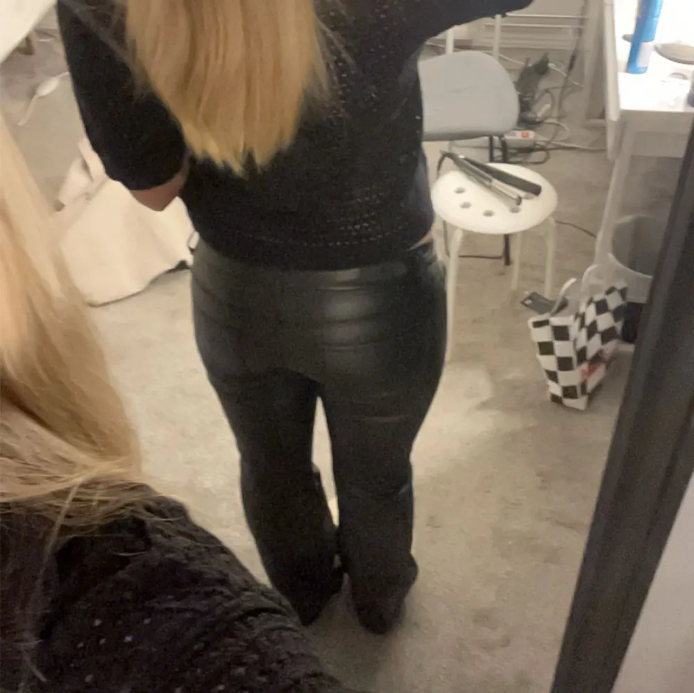 Säljer mina skinnbyxor från only, low waisted, bootcut. Andvända enstaka gånger. Kommer inte till någon användning längre därföt jag säljer. Original pris 529 säljer för 350. Jeans & Byxor.