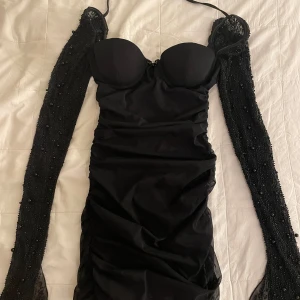 Svart Oh Polly klänning  - Superfin svart klänning från Oh Polly. Endast använd en gång, så gott som ny!  Strl är UK 6 och passar mig som är XS/S. 