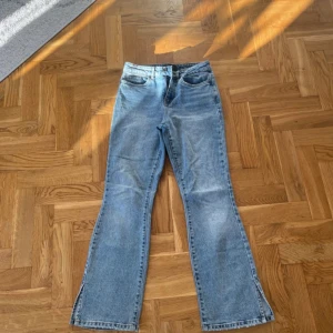 Bootcut jeans med slits  - Ett par lågmidjade bootcut jeans, har slits längst ner på byxorna, väl använda men fortfarande i fint skick, storlek 25/30💕