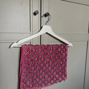 Lågmidjad strass kjol - Sjukt snygg kjol, tyvärr har den inte kommit till användning för mig sedan köp! Den är i satin dekorerad med strass och låg midja.  Perfekt för fest eller nu till haloween!  Nypris 699:- 🤍