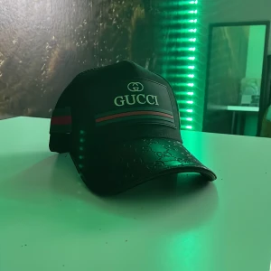 Gucci keps - Jag har inte ens typ använt Gucci kepsen har haft den i typ ett år den är i gott skick och den finns i Uppsala men kommer inte skriva adressen innan någon är intresserad 