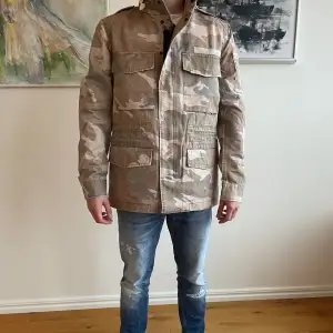 Field jacket från det välkända märket Zadig & Voltaire,  perfekt till hösten  Pris går att diskutera  