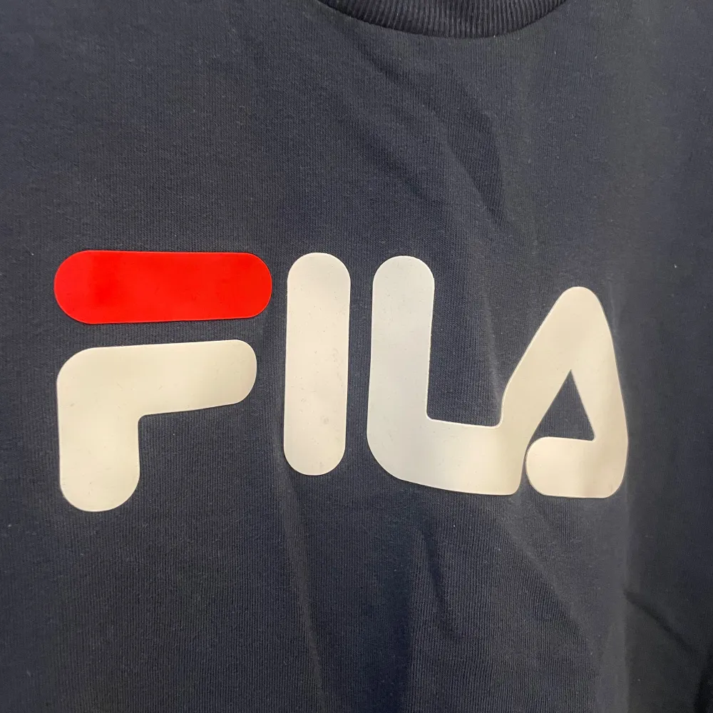 Säljer min FILA-tjocktröja. Storlek M. Använd men i gott skick.. Hoodies.