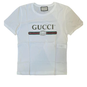Gucci t-shirt vit  - Säljer denna vita Gucci tröjan då jag försöker byta stil,kvitto finns. För mer bilder skriv gärna!! Går att mötas upp. Pris går även att diskuteras. Endast seriösa köpare!! Byten går att göra!!