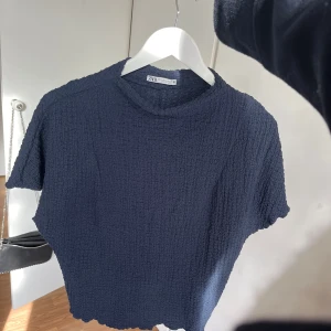 Marinblå topp - Säljer denna marinblå toppen från Zara som är i fint skick! 