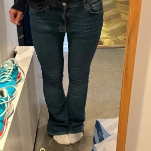 Jeans - Snygga lågmidjade jeans från zara. Säljer då det är för stora🥰🥰