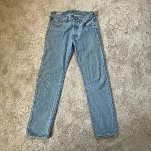 Säljer ett par sjukt snygga ljusblå levis jeans. Helt sprillans nya och aldrig använda. Nypris 1200kr. 