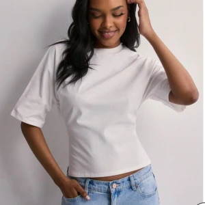 Nelly t-shirt med knyt där bak - Jätte fin tröja från nelly som jag bara andvänt en gång, i jätte fint skick utan några defekter💕 skriv gärna ifall du har någon fråga