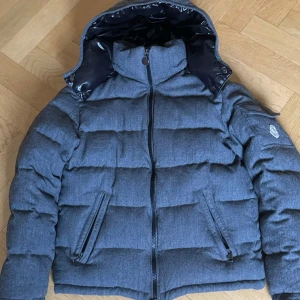 Moncler Montgenevre - En Moncler jacka modell heter Moncler Montgenevre.  Väldigt bra skick, inga defekter. Sitter som en XS/S. Kan gå ner lite i pris vid snabb affär.