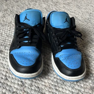 NIKE JORDAN SKOR BLÅA  - Storlek 42 herr  Ca 1 år gammla  Vid snabb affär kan pris diskuteras.                                                   Box och kvitto finns. 