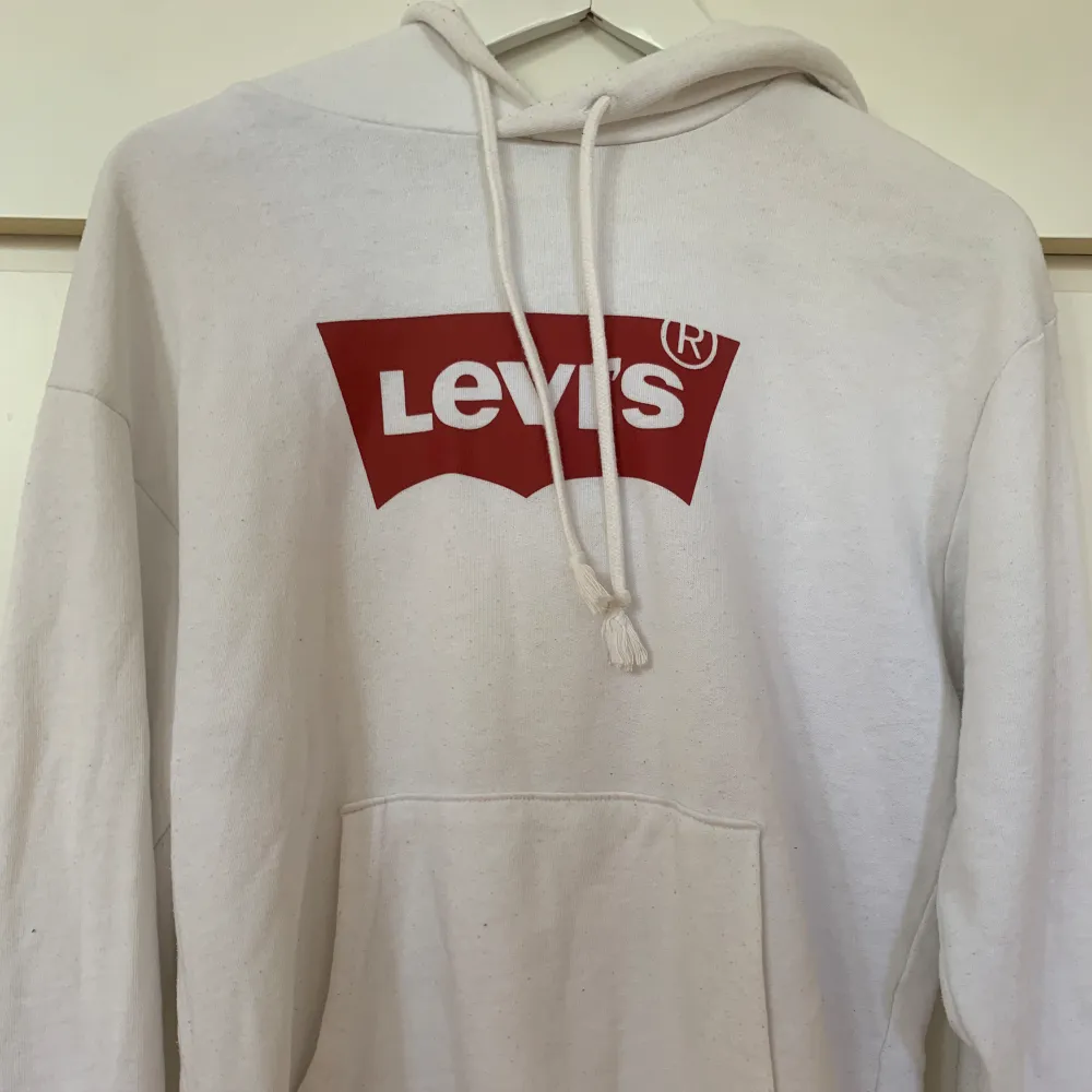 Levi’s hoodie i storlek XS men passar även S. Säljer den för att den inte kommer till användning. Bra skick. Inga returer!!. Hoodies.