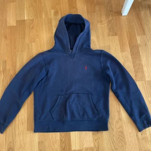 Ralph lauren hoodie  - Tjena! Säljer nu denna feta Ralph lauren hoodien i storlek 14-16 | Färg marin blå | Nypris 1099 mitt pris 379 | kom privat vid intresse pris ej hugget i sten