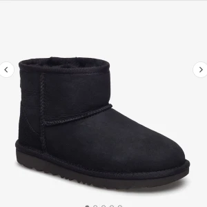 Svarta uggs - Säljer dessa svarta uggs inköpta på NK förra året. Endast använda några gånger och är därför som nya! Inköptes för 2200kr, kvitto finns!