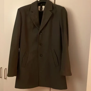 Extrem stilren rock, från bruun & stengade  - Storlek Xl har själv L och är 190 cm. Har använt den i några dagar bara. Så det är nästan nu. 