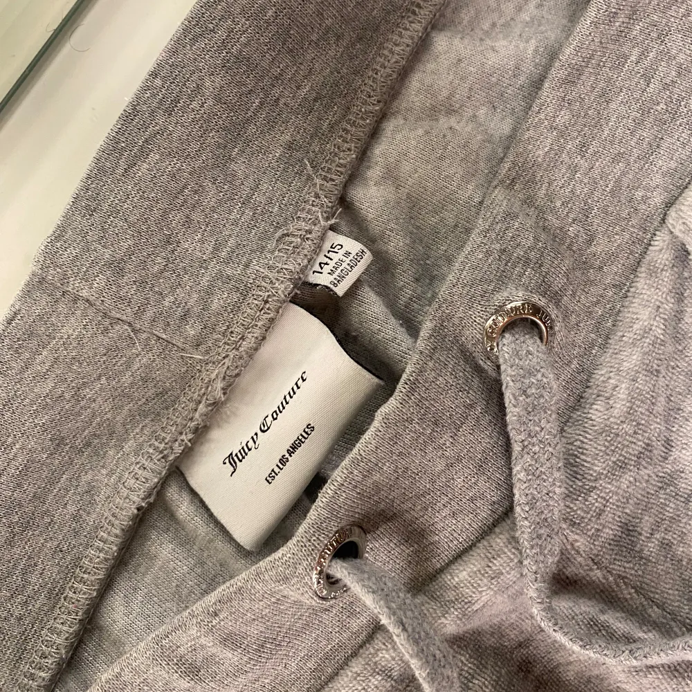  trendiga Juicy Couture mjukisbyxor i bra skick. De är superbekväma och perfeta för både avslappnade dagar hemma  och när du är på språng🩶. Jeans & Byxor.