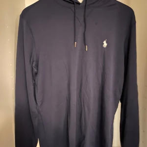 Ralph lauren hoodie - Ralph lauren hoodie i tunnt och skönt material, helt i nyskick!! Köpt för ca 1300, mitt pris 400. Passar storlek M.