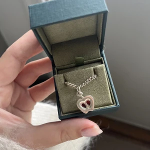 Marianilddotterhalsband - Vill sälja mitt fina Marianilsdotter glided appel halsband ifrån Mio min mio kollektionen säljer pga använder ej silver ❤️❤️