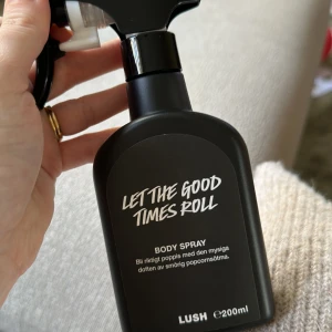 Let The Good Times Roll Body Spray - Säljer en 200 ml flaska av Lush body spray 'Let The Good Times Roll'. Den har en mysig doft av smörig popcornsötma. Perfekt för att bli riktigt poppis! Flaskan är svart med en praktisk sprayfunktion. Mer än halva kvar. 
