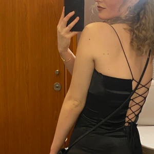 Balklänning / långklänning svart  - Klänning som är hellång på mig som är 170. Snörning i ryggen. Fint skick. Passar perfekt till bal / sittning. Skulle säga att storleken motsvarar en liten small