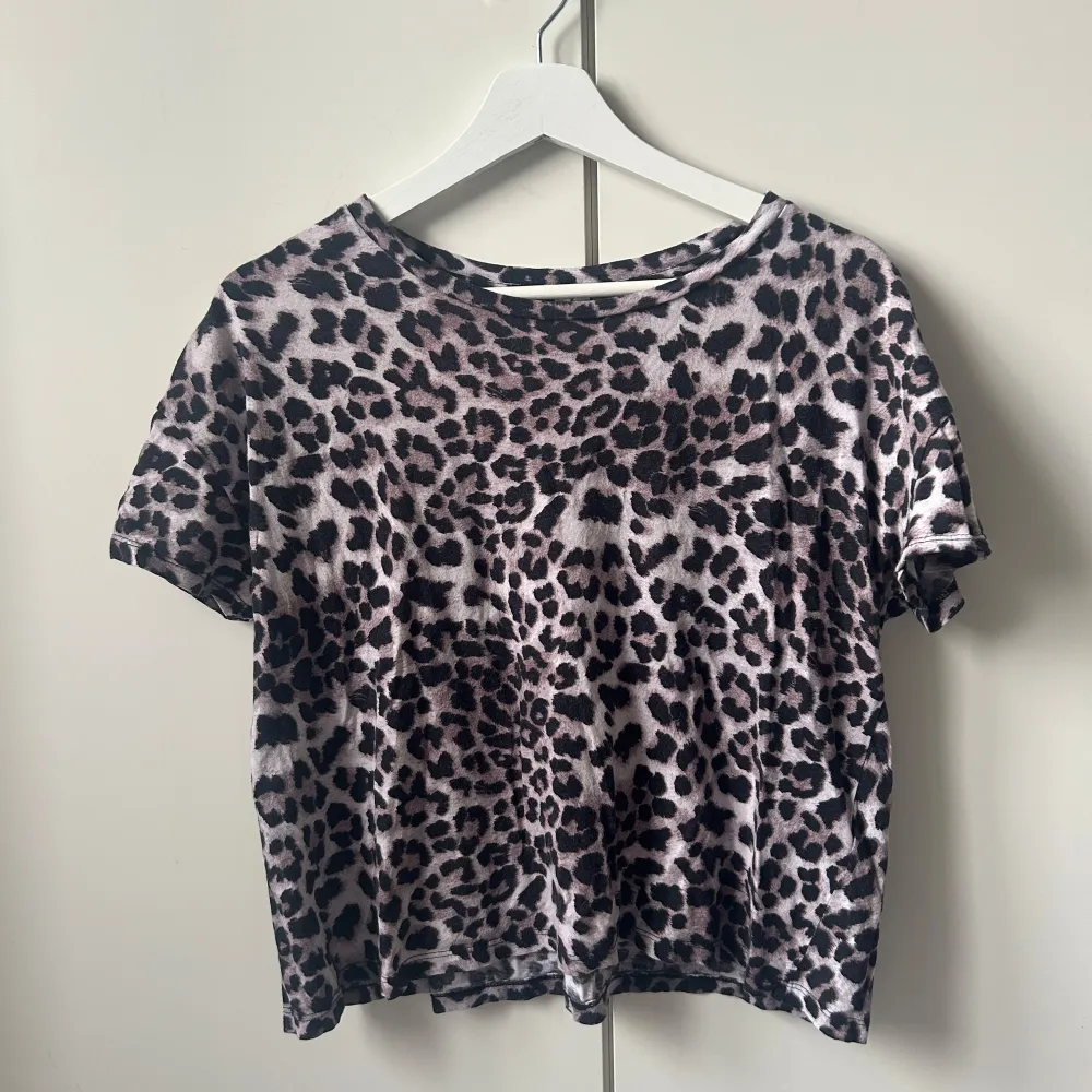 Super snygg leopard tröja köpt secondhand . T-paidat.