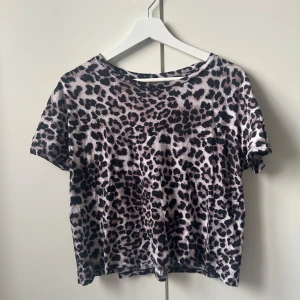 Leopard T-shirt  - Super snygg leopard tröja köpt secondhand 