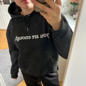 Hoodie - Hoodie från ? (Ingen lapp) i använt/ okej skick. Säljer pga att den är för liten. Storlek: S. Skriv om du undrar något!