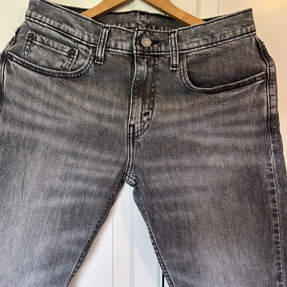 Tjena säljer ett par gråa jeans från Levi’s. Strl 31/32, nypris 1099kr. Fraktar gärna, finns och hämta i Bollebygd annars!  Hör av er vid frågor.. Jeans & Byxor.