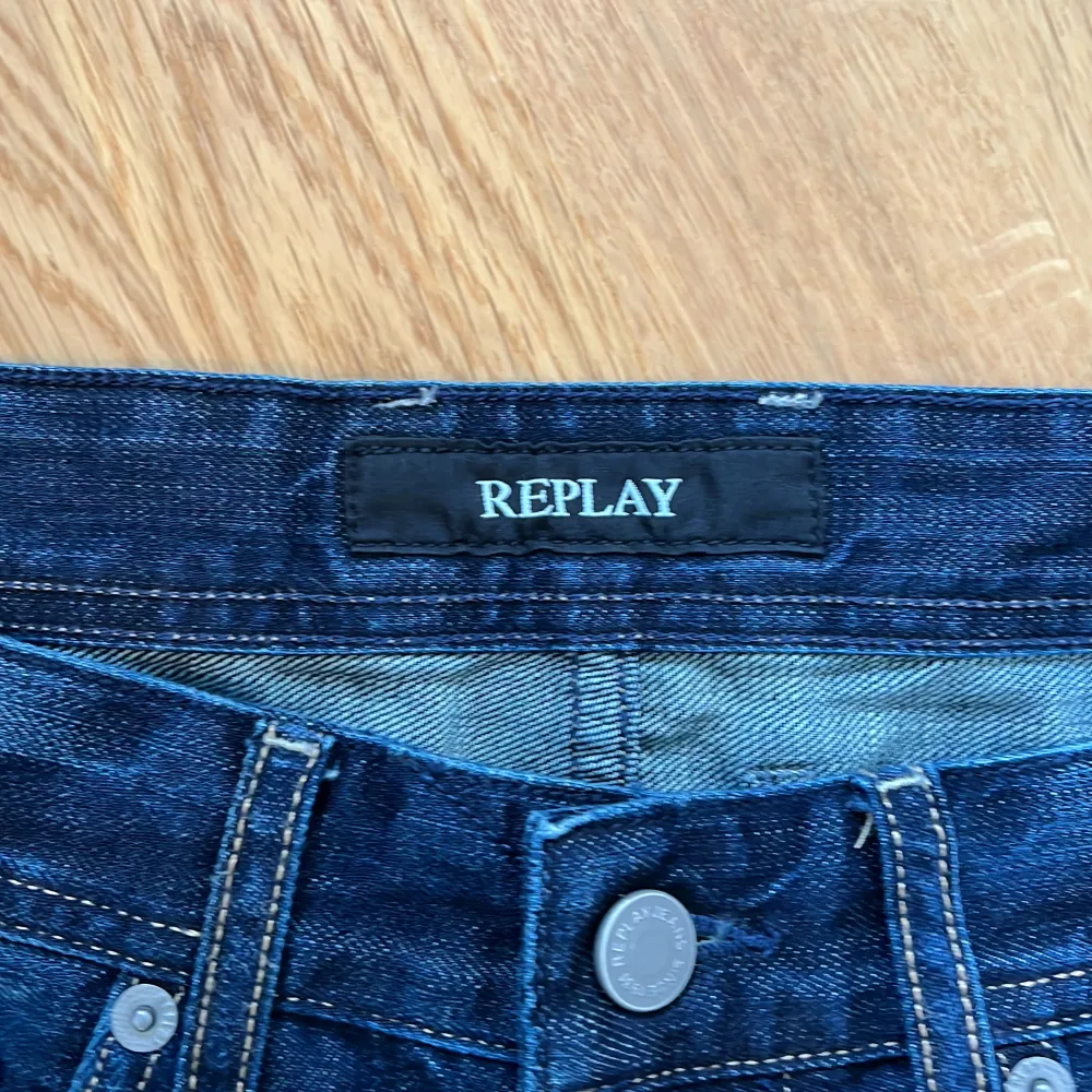 Säljer ett par snygga mörkblå jeans från Replay, modell Grover. De har en klassisk femficksdesign och är i bra skick. Perfekta för både vardag och fest! 🕺. Jeans & Byxor.