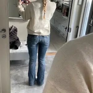 Säljer mina low waisted bootcut jeans från HM då dom ej kommer till användning. De är omsydda till bootcut eftersom men köpta straight, i fint skick och pris kan diskuteras.