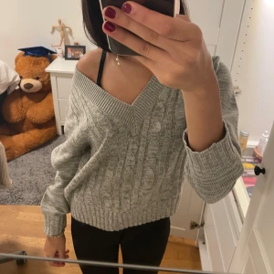 Tröja - Kort grå tröja i jättebra skick. Passar perfekt till hösten💕Storleken är S men passar XS lika bra. 