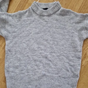 Grå stickad tröja  - Mysig grå stickad tröja från Lager 157 i storlek XS/S. Passar perfekt från folk som bär XS till M. Modellen finns inte inne hos dom längre. Men detta var min favorittröja men måste sälja 🩷🩷Inga defekter!