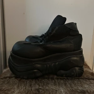 Demonia Platform Shoes - Apsnygga och coola platåskor från Demonia i modellen Boxer! I storlek 43 och jätte bra skick som inte kommer till användning…