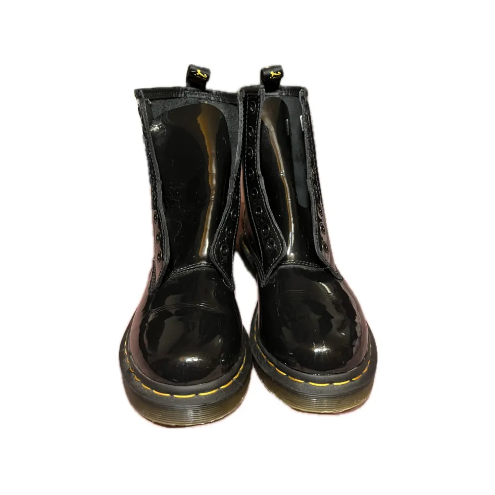 Glossy Dr. Martens. Lite repiga, använda 3 gånger. Jag kan skicka fler bilder om det önskas.  Köpta för 1900kr. Priset går att diskuteras. OBS! Inga skosnören. Skor.