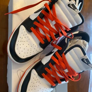 Nike Dunk Skor  - Säljer ett par Nike Dunk storlek 44 Använda 1 gång men tycker dem är för små så ställde undan dem. Egendesignade i röd vit o svart.  