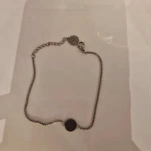 Edblad armband - Ett sirvligt armband med en cirkel med diamant mönster på sidorna. 