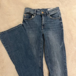 Blåa jeans  - Helt oanvända blåa jeans från Vera Moda. Mid waist. Dom ska ha den lilla rivanden eller vad de är. Dom är köpta så. Köpte dom för 500 men passa inte mig i smaken riktigt. :)