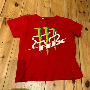 Trendig monster babytee - Monster x fox t-shirt i babytee modell    Nyskick cute af 