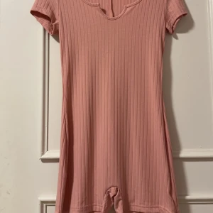 Romper byxdress rosa body - Romper byxdress