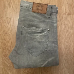 tornado mart jens  - tillverkade i japan, typ lite vaxade, har någon sorts coating iaf. storlek typ 29x35. skicka bud osäker om ska sälja