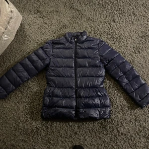 En höstig och fin Ralph Lauren jacka!   - Säljer denna fina jackan från Ralph Lauren i storlek XS/S då den inte kommer till användning längre🥰Den är knappast använd och är i väldigt gott skick! Vid frågor, intresse eller om du vill ha fler bilder är det bara att höra av sig🥰Frakt ingår! 