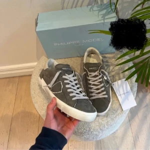 Philippe model skor - Säljer nu dessa i topp skick 10/10 använda 1 gång. Storlek 43, box ingår.