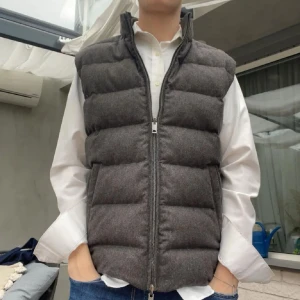 These clory days vest - Riktigt snygg vest i nyskick. Storlek M. Köpt på volt för 2499kr 