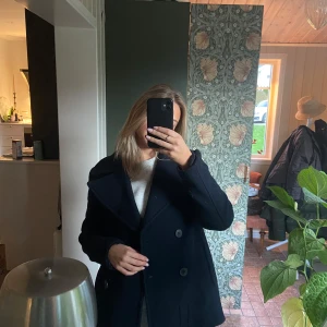 Zara jacka  - Jätte fin kort kappa från Zara, den är marinblå i storlek S, den är oversized och passar även som storlek M. Köpt förra vintern och i fint skick!